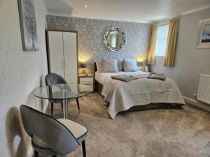 布莱克浦天秤酒店的一间卧室配有一张床和一张玻璃桌