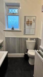 曼彻斯特Ur Place 204的一间带白色卫生间的浴室和窗户。