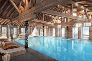 梅杰夫Cabana & L Altima Megeve Piscine Saune Hamman disponible à partir de mi-juillet的大型建筑中的大型游泳池