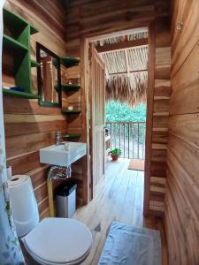 圣玛尔塔Casa Sol Y Sombra的小屋内的浴室设有卫生间和水槽。
