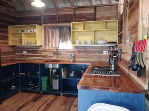 圣玛尔塔Casa Sol Y Sombra的厨房配有木制橱柜和台面
