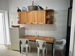 苏塞Anis的厨房配有桌椅和冰箱。