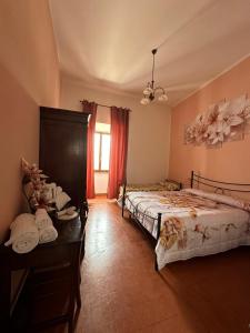 卡夏B&B PALAZZO SASSATELLI的一间卧室设有两张床和窗户。