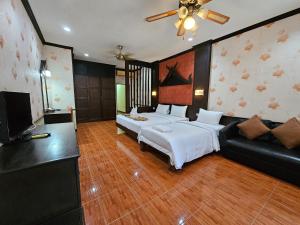 芭东海滩Nanai 2 Residence Patong Phuket的一间卧室配有一张大床和一张沙发