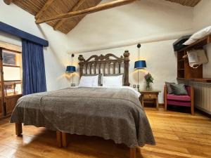 库斯科ARQUEOLOGO EXCLUSIVE SELECTION - Casa Peralta的一间卧室配有一张大床和一把椅子