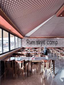 瓦迪拉姆Rum Skye camp的餐厅内带桌椅的用餐室