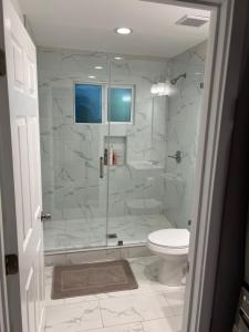 范奈斯Private 1bedroom & 1bathroom home perfect for 2+ near Universal studio的浴室设有玻璃淋浴间和卫生间