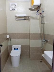 Ban Hin LomKhu nghỉ dưỡng GOOD TIME的浴室配有卫生间、淋浴和盥洗盆。