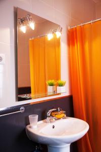 曼泰加什阿卡达斯达维拉公寓的一间带水槽和镜子的浴室