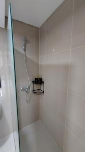 班达楠榜APARTEMEN THE BAY LAMPUNG CITY MALL的带淋浴的浴室和玻璃门