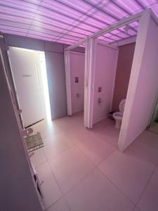弗洛里亚诺波利斯Hospedaria Trindade的一间空浴室,内设卫生间和粉红色的天花板