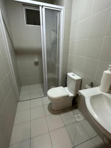 Kampong Kuala MasaiMeridin Bayvue 3 Bedroom的浴室配有卫生间、淋浴和盥洗盆。