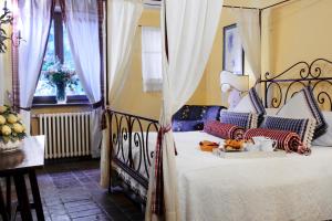 科尔托纳洛坎达莫利诺酒店的一间卧室配有一张床,上面放着一个食物托盘