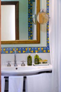 科尔托纳洛坎达莫利诺酒店的一间带水槽和镜子的浴室