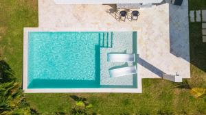 喀巴里特Villa Cancu, 2 bd, 2.5 bath, wi-fi, pool, Parking的享有庭院游泳池的顶部景色