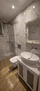 PsinthosSeva's House的一间带水槽和镜子的浴室