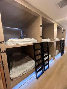 曼谷Ratchadadome hostel的一间客房内配有两张双层床的房间