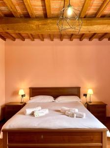 阿尔托帕肖Sibolla Holidays的一间卧室配有一张床,上面有两条毛巾