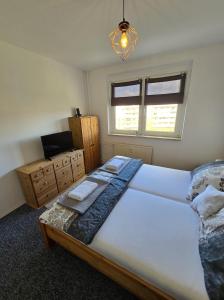 HerrenbreitungenApartment nah am Strand in BreitungenWerra的卧室设有一张白色大床和一扇窗户。