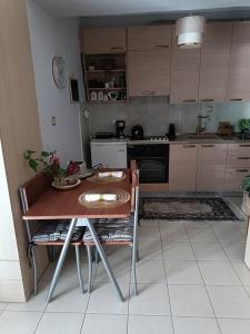 塞萨洛尼基Studio Anna-Maria的厨房配有桌子和桌椅