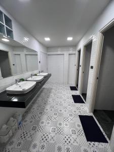 曼谷Ratchadadome hostel的浴室设有2个水槽和2面镜子