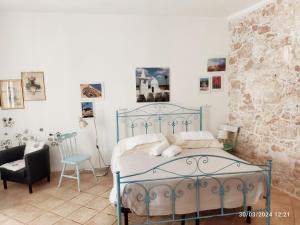 孔韦尔萨诺Dimora delle Badesse的一间卧室配有蓝色的床和椅子
