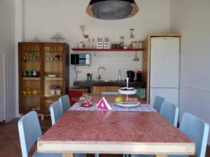 巴塞罗纳-波佐戈托Idria B&B的厨房配有桌子和蛋糕