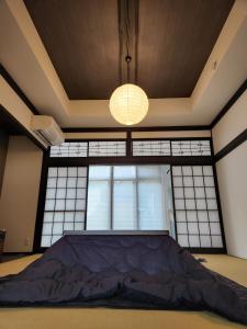富山Toyama - House - Vacation STAY 19675v的一张大床,位于带大窗户的房间里