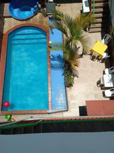 拉特瓦伊达Tesoro Andino的享有游泳池的顶部景色,游泳池拥有棕榈树