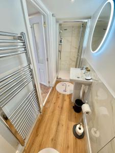 波塔当Luxury 1 bed Apartment的浴室配有卫生间、盥洗盆和淋浴。