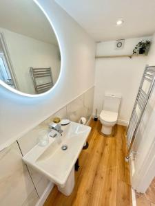 波塔当Luxury 1 bed Apartment的浴室配有白色水槽和卫生间。
