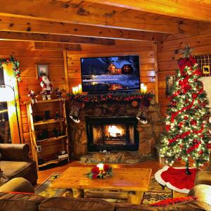 鸽子谷CABIN in a GATED RESORT with SEASONAL RESORT POOL的客厅配有圣诞树和壁炉