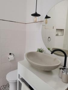 GueimaDzixile的一间带水槽、卫生间和镜子的浴室