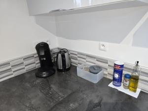多勒Maison de la forêt的厨房柜台配有咖啡机和咖啡壶