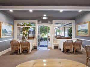 圣巴巴拉阿珀姆酒店的一间设有白色桌椅的用餐室