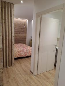 莱维科特尔梅Monolocale La Rosa的一间卧室设有一张床和木墙