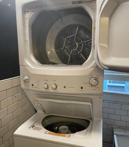 旧金山Chapter San Francisco的浴室内有门打开的洗衣机
