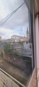 波尔图Owls Hostel Ribeiro的从窗户可欣赏到城市美景