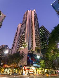 布里斯班iStay River City Brisbane的前面有一条街道的高楼