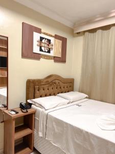 ItaitubaHotel Campos的酒店客房,设有两张床和镜子