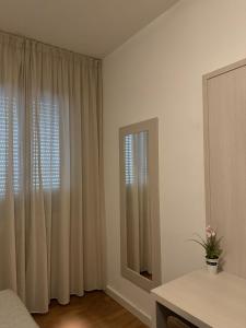 蓬泰代拉拉佩斯酒店的一间卧室配有床和带窗帘的窗户