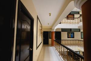 普诺TerraMistica - Puno Centro的走廊上设有黑色的门和楼梯