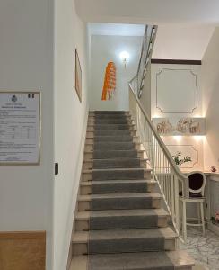 蓬泰代拉拉佩斯酒店的楼梯,楼梯,带椅子的建筑