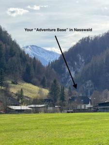 GrabenMountain Adventure Base - Vienna Alps的背景中山地的画面