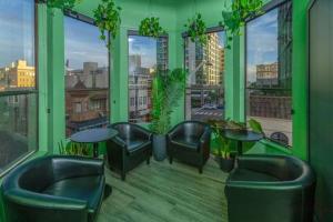 旧金山Chapter San Francisco的绿色的客房设有桌椅和窗户。