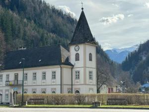 GrabenMountain Adventure Base - Vienna Alps的一座白色的大建筑,设有钟楼