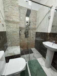 马拉喀什Résidence les Jardin d Anass Aéroport Marrakech的带淋浴、卫生间和盥洗盆的浴室