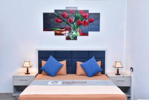 迪加纳Victoria Hideout的一间卧室,配有带红色花卉的睡床