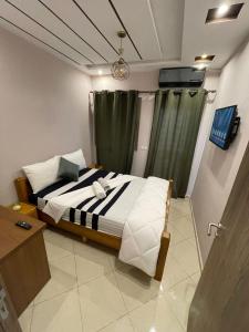 马拉喀什Résidence les Jardin d Anass Aéroport Marrakech的一间卧室配有一张带绿帘的床