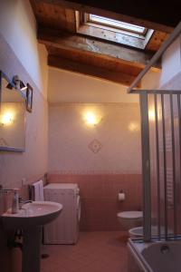 阿杰罗拉Bed & Breakfast Il Sentiero的一间带水槽和卫生间的浴室